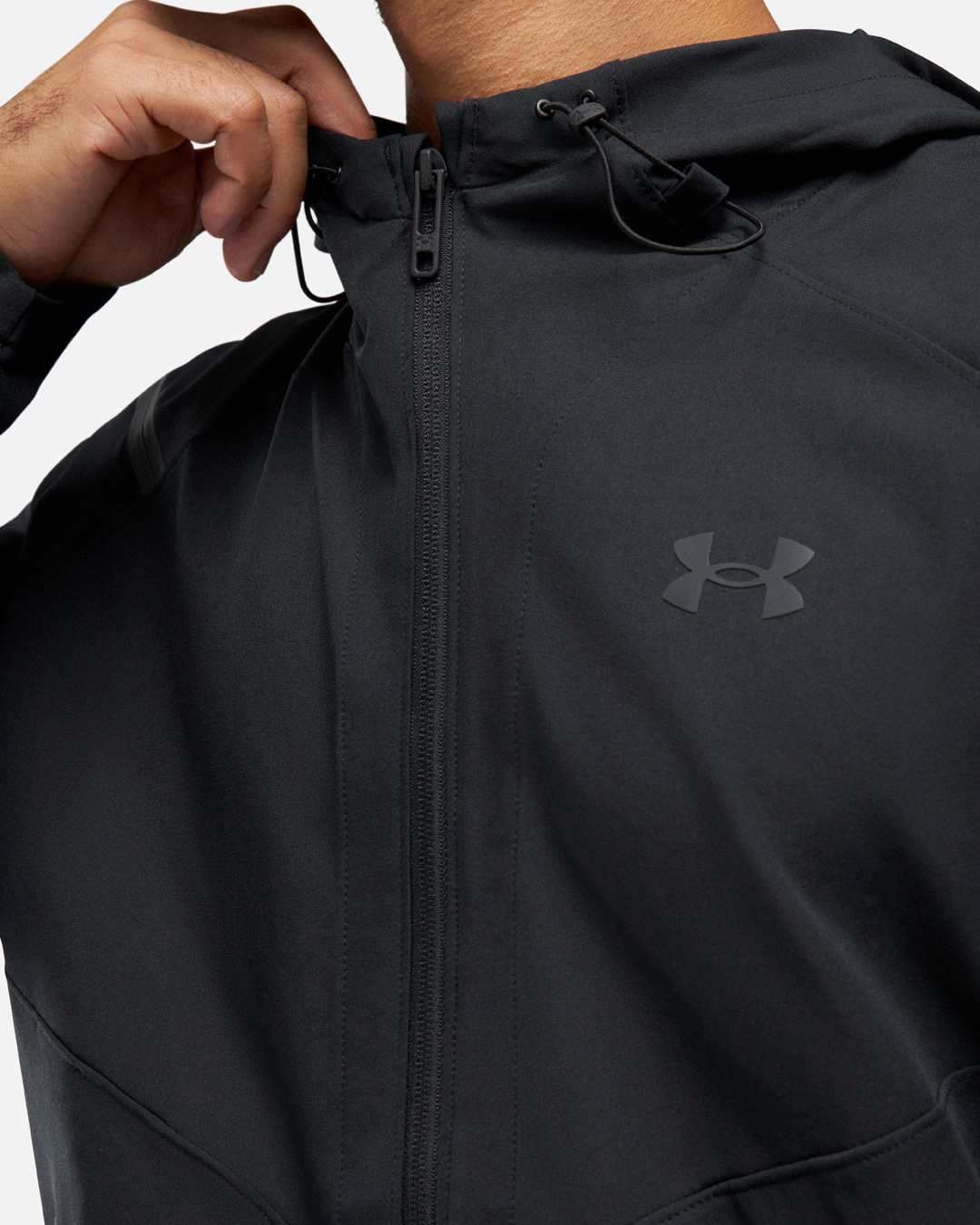 Chaqueta Under Armour Running Unstoppable en el pecho izquierdo - Negra